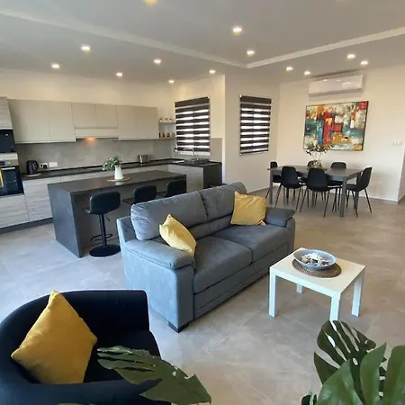 Yellow Hill Penthouse شقة